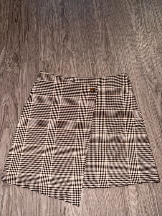 H&M Dresses & Skirts - H&M Black & White Plaid Wrap Mini Skirt